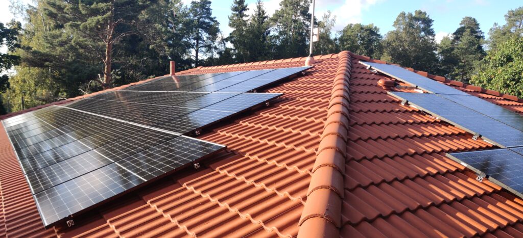 Kuvassa on aurinkopaneelit asennettuna asiakkaallemme Lapualla.